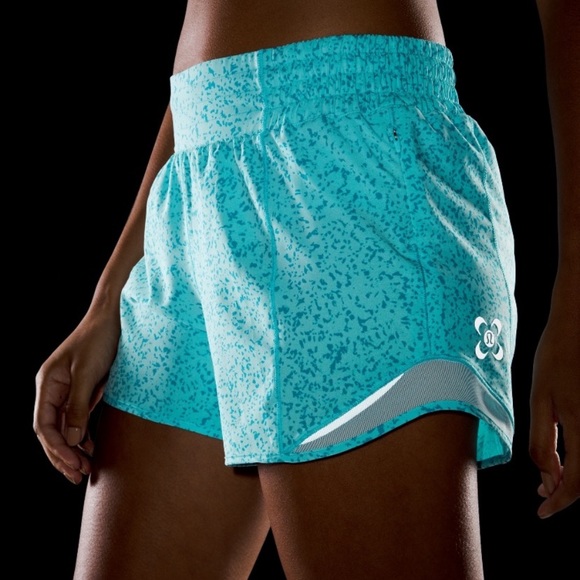 Lululemon SeaWheeze Hotty Hot HR Short 4” Tall - Picture 2 of 6